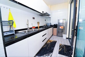 Frigorífico, microondas, placa de cocina y cafetera o tetera