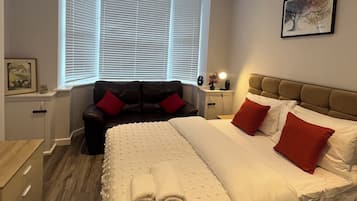 4 bedrooms, desk, iron/ironing board, WiFi