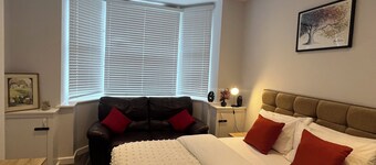 Luxury, Cosy and  Quiet 4-bed House close to town centre and transport