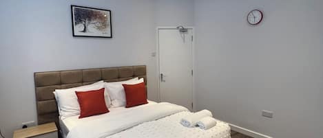 4 quartos, escrivaninha, ferros/tábuas de passar roupa, Wi-Fi