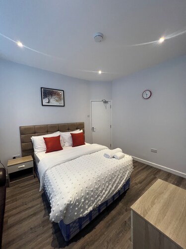 Luxury, Cosy and  Quiet 4-bed House close to town centre and transport