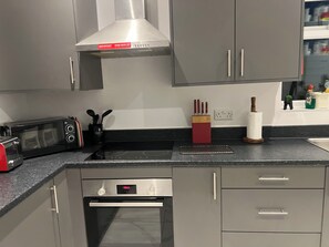 Jääkaappi, mikroaaltouuni, uuni, liesi