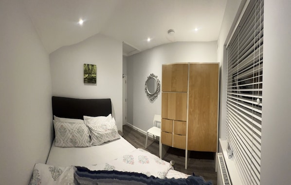 4 bedrooms, desk, iron/ironing board, WiFi