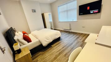 4 bedrooms, desk, iron/ironing board, WiFi