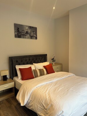 4 Schlafzimmer, Schreibtisch, Bügeleisen/Bügelbrett, WLAN