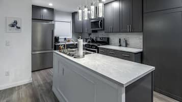 Een koelkast, een magnetron, een oven, een kookplaat