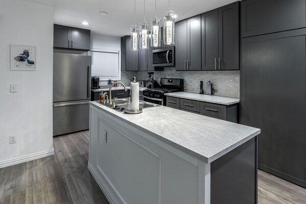 Réfrigérateur, micro-ondes, four, plaque de cuisson