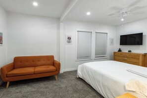 3 habitaciones, escritorio, tabla de planchar con plancha y wifi