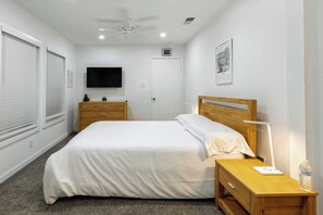3 bedrooms, desk, iron/ironing board, WiFi - House of Malcolm central Ft. Worth / Dickies Arena (Fort Worth)