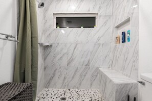 Dusche, Haartrockner, Handtücher, Seife