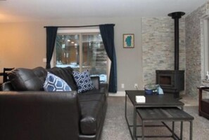 Una Smart TV, una chimenea