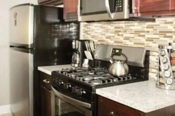 Frigorífico, microondas, horno y placa de cocina