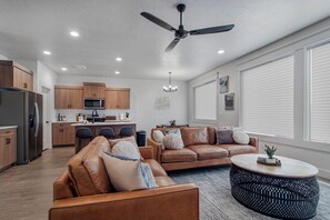 Living area - Discover urban comfort in the serene heart of Pocatello’s Highland area! (Pocatello)