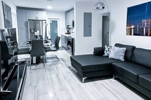 TV - Ocean Pearl Estate 3BR 2BA W/Pool (Ft Lauderdale)