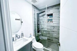 Shower, towels, shampoo - Ocean Pearl Estate 3BR 2BA W/Pool (Ft Lauderdale)