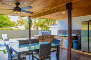 Outdoor dining - Ocean Pearl Estate 3BR 2BA W/Pool (Ft Lauderdale)