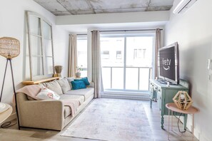 Smart TV, books, stereo