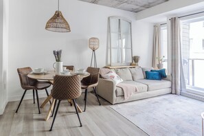 Smart TV, books, stereo