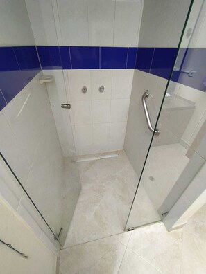 Dusche, Handtücher, Seife, Toilettenpapier