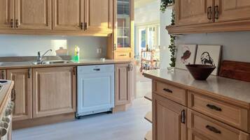 Fridge, oven, stovetop, coffee/tea maker