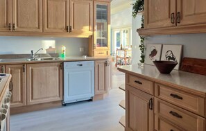 Fridge, oven, stovetop, coffee/tea maker