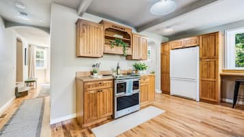 Kylskåp, mikrovågsugn, ugn och spishäll