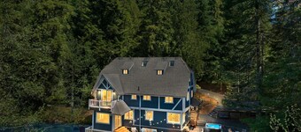 Hillside Cottage: Private Pond, Hot Tub, Game Room by Hurricane Ridge, ONP