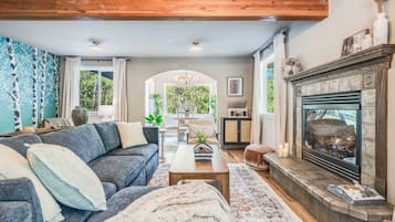 Een smart-tv, een open haard, tafelvoetbal en boeken