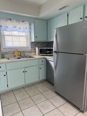 Fridge, microwave, oven, stovetop - Cozy Little Gem! 3 Bed-2 Bath House, <5 Minute Walk to Beach! (North Myrtle Beach)