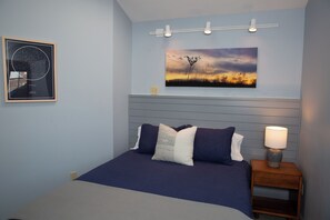 5 bedrooms, desk, iron/ironing board, travel cot - Hilltop Haven 5BR Lakefront Oasis – Private Island, Hot Tub, Kayaks & Pool Table (Rome City)