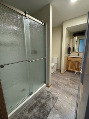 Suihku, hiustenkuivaaja, pyyhkeet