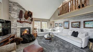 Smart-tv, eldstad, böcker och kontor