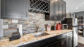 Kylskåp, mikrovågsugn, ugn och spishäll