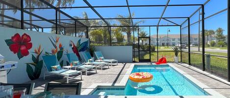 Utomhuspool och uppvärmd pool