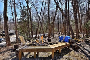 Property grounds - Powder Park Place: Lower Unit. Cozy and close to the Mountain! Discounted ski rentals. (Killington)