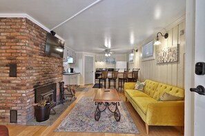 Smart TV, fireplace - Powder Park Place: Lower Unit. Cozy and close to the Mountain! Discounted ski rentals. (Killington)