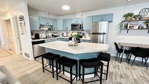 Mixer, Kochgeschirr/Geschirr/Besteck, Esstisch, Kücheninsel