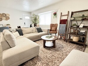 TV - Restful Nest A 3bd&2ba in Midtown Anchorage (Anchorage)