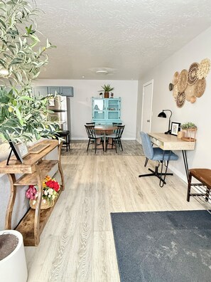 Dining - Restful Nest A 3bd&2ba in Midtown Anchorage (Anchorage)