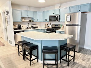 Blender, cookware/dishes/utensils, dining tables, kitchen islands - Restful Nest A 3bd&2ba in Midtown Anchorage (Anchorage)