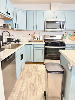 Blender, cookware/dishes/utensils, dining tables, kitchen islands - Restful Nest A 3bd&2ba in Midtown Anchorage (Anchorage)