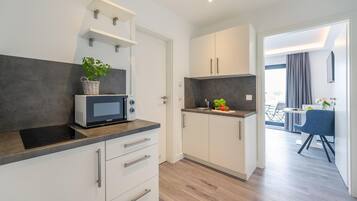 Kühlschrank, Herdplatte, Wasserkocher mit Kaffee-/Teezubehör