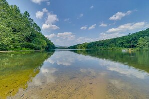 3 bedrooms, iron/ironing board, travel cot, free WiFi - Pet-Friendly Shenandoah Valley Cabin w/ Hot Tub, Pool & Lake Access, Near Bryce (Basye)
