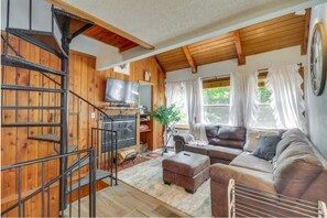 Smart TV, fireplace, table football, ping pong