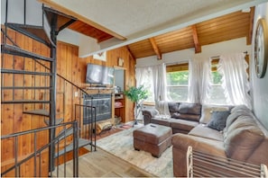 Smart TV, fireplace, table football, ping pong