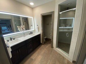 Hårtork, handdukar, tvål och toalettpapper