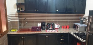 Kühlschrank, Mikrowelle, Herdplatte, Wasserkocher mit Kaffee-/Teezubehör