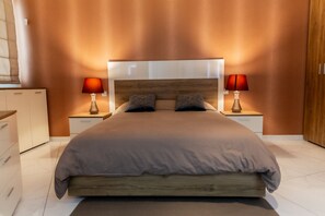 3 bedrooms, desk, iron/ironing board, free WiFi
