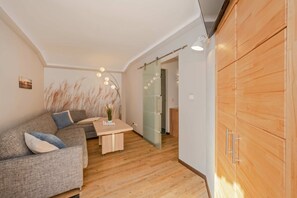 Un salon moderne avec un canapé, une table basse et un meuble.