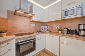 Cafetera y tetera, refrigerador, microondas y horno